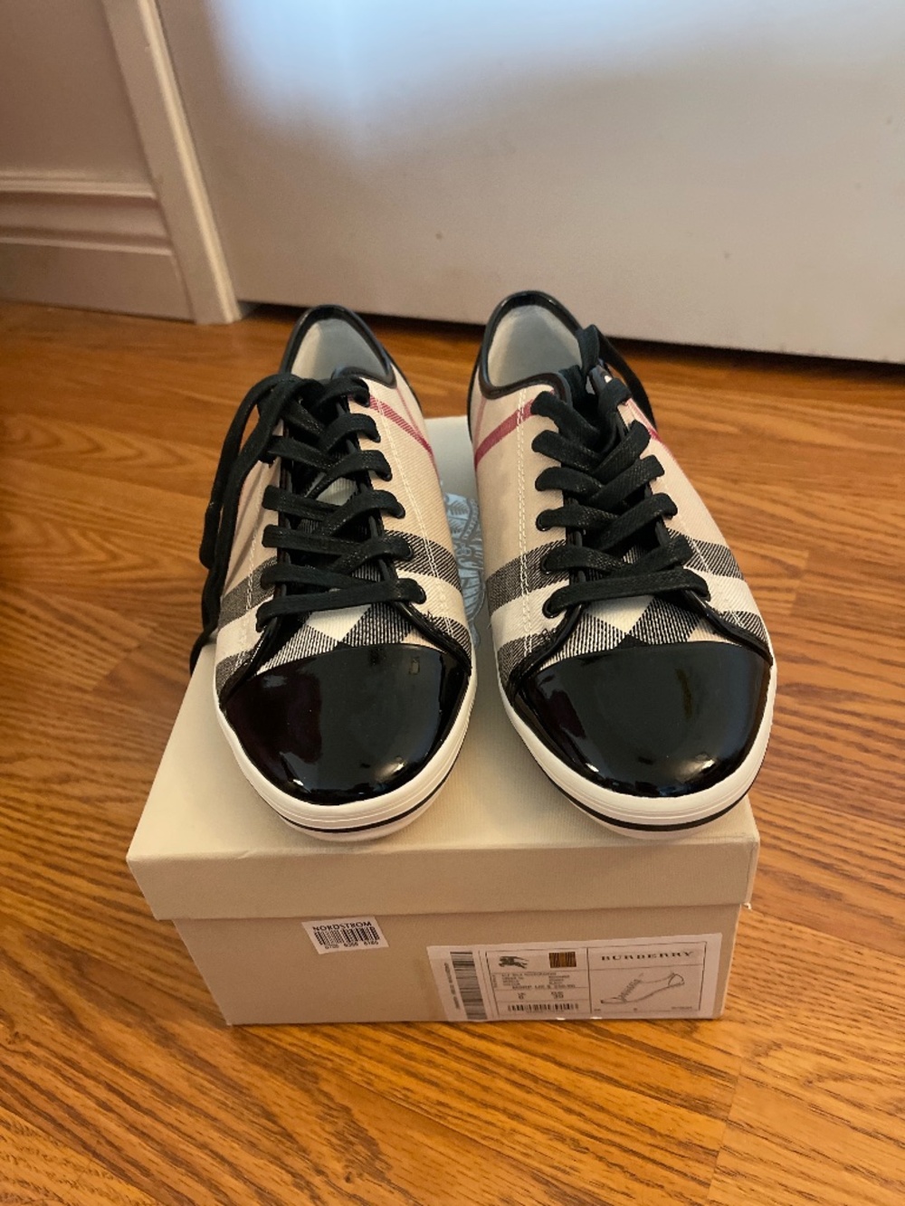 Burberry lace up sneakers size 39